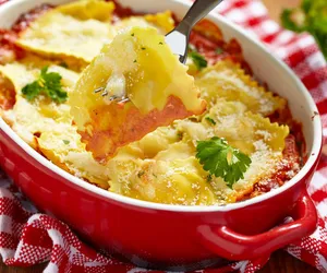 Lasagne z ravioli. Obłędne jednogarnkowe połączenie 2 włoskich pyszności