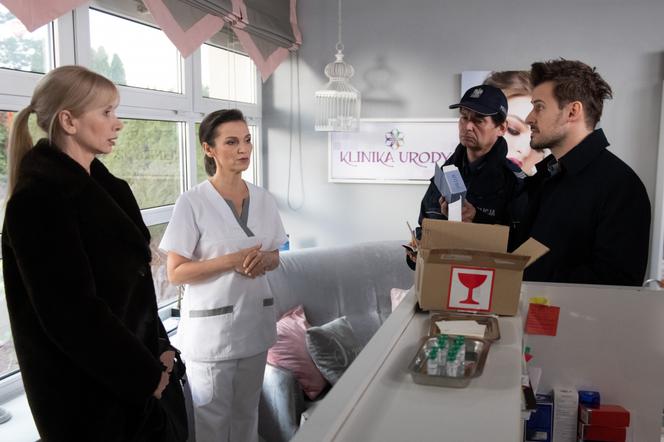 Na Wspólnej, odcinek 3085: Ewa aresztowana! Podła szefowa zrzuci na nią całą winę i wpędzi ją w depresję - ZWIASTUN