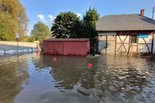 Bohaterska postawa policjantów z Działdowa. Wzięli urlop, aby pomagać powodzianom [ZDJĘCIA]