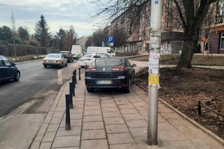 Samochód porzucony na chodniku przy ul. Odyńca 