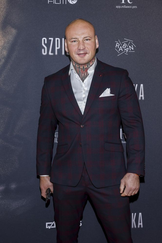 Artur Szpilka z narzeczoną Kamilą Wybrańczyk na premierze filmu "Szpilka"