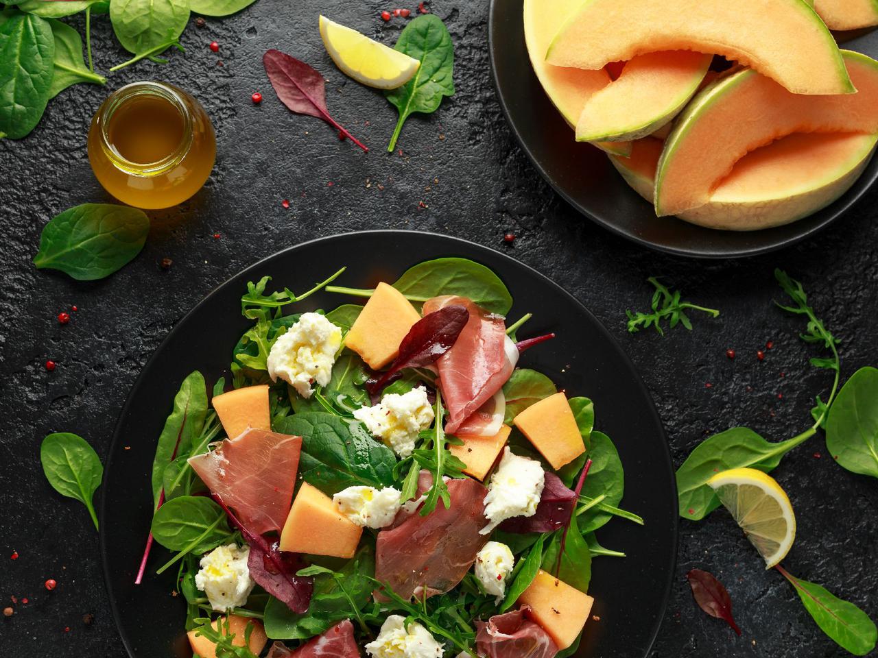 Urzekająca i nietucząca sałatka z melona z szynką i serem 