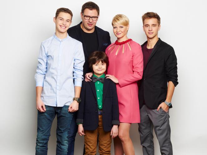 Rodzinka.pl 6. Natalia (Małgorzata Kożuchowska), Ludwik (Tomasz Karolak), Tomek (Maciej Musiał), Kuba (Adam Zdrójkowski), Kacper (Mateusz Pawłowski)