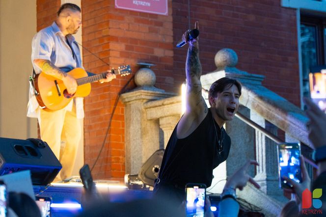 Koncert Dawida Kwiatkowskiego przed ratuszem miejskim w Kętrzynie