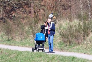 Wałęsa na spacerze z córką