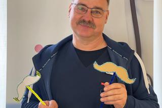 Movember w psychiatryku w Gdańsku. Dyrektorzy noszą wąsy od pacjentów