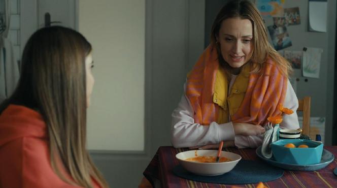 Barwy szczęścia odcinek 3018. Agata (Natalia Zambrzycka), Asia (Anna Gzyra)