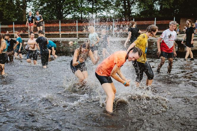 Festiwal Życia w Kokotku. Zdjęcia z czwartego dnia imprezy. Bieg Festiwalowicza i biskup w błocie