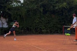 Roksana Węgiel na korcie tenisowym