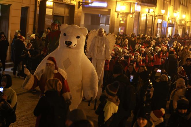 Toruński Jarmark Bożonarodzeniowy i kolorowa parada z udziałem św. Mikołaja. Tak wyglądają atrakcje