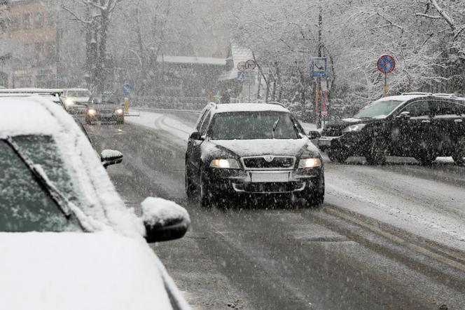Atak zimy w Polsce. Śnieg przykrył polskie miasta [ZDJĘCIA]