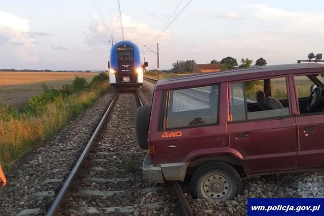 Mógł spowodować katastrofę! Kierowca terenóki zawisł na przejeździe kolejowym i zbiegł