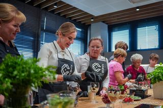 Marta Nawrocka zdała szyku w żakiecie zapinanym na złote guziki! Wyruszyła z pierwszą wizytą jako prezydentowa 