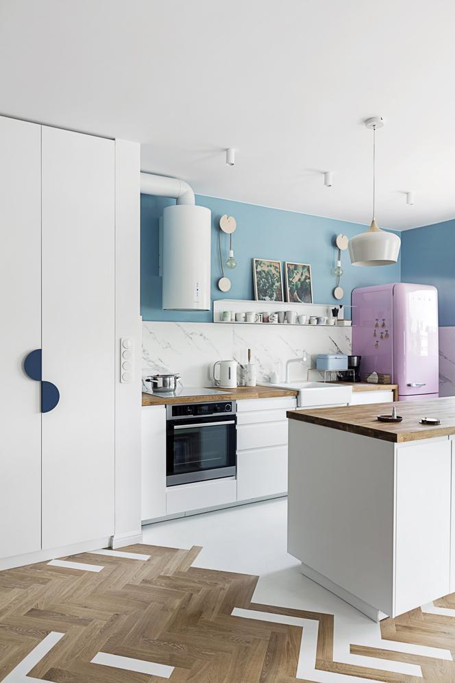 Kolorowa ściana w kuchni – pastelowy minimalizm