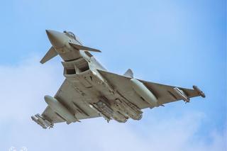 Niecodzienny widok na drodze wojewódzkiej. Lądowały na niej samoloty bojowe [ZDJĘCIA]