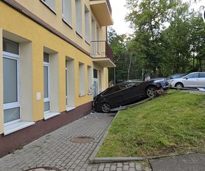 Auto staranowało ludzi i uderzyło w budynek szpitala. Groźny incydent w Otwocku