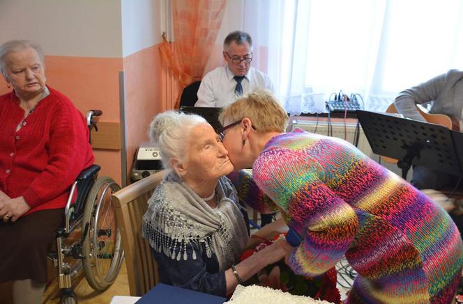 Jest starsza niż polska niepodległość! Na 102. urodziny pani Aniela zatańczyła z wójtem 