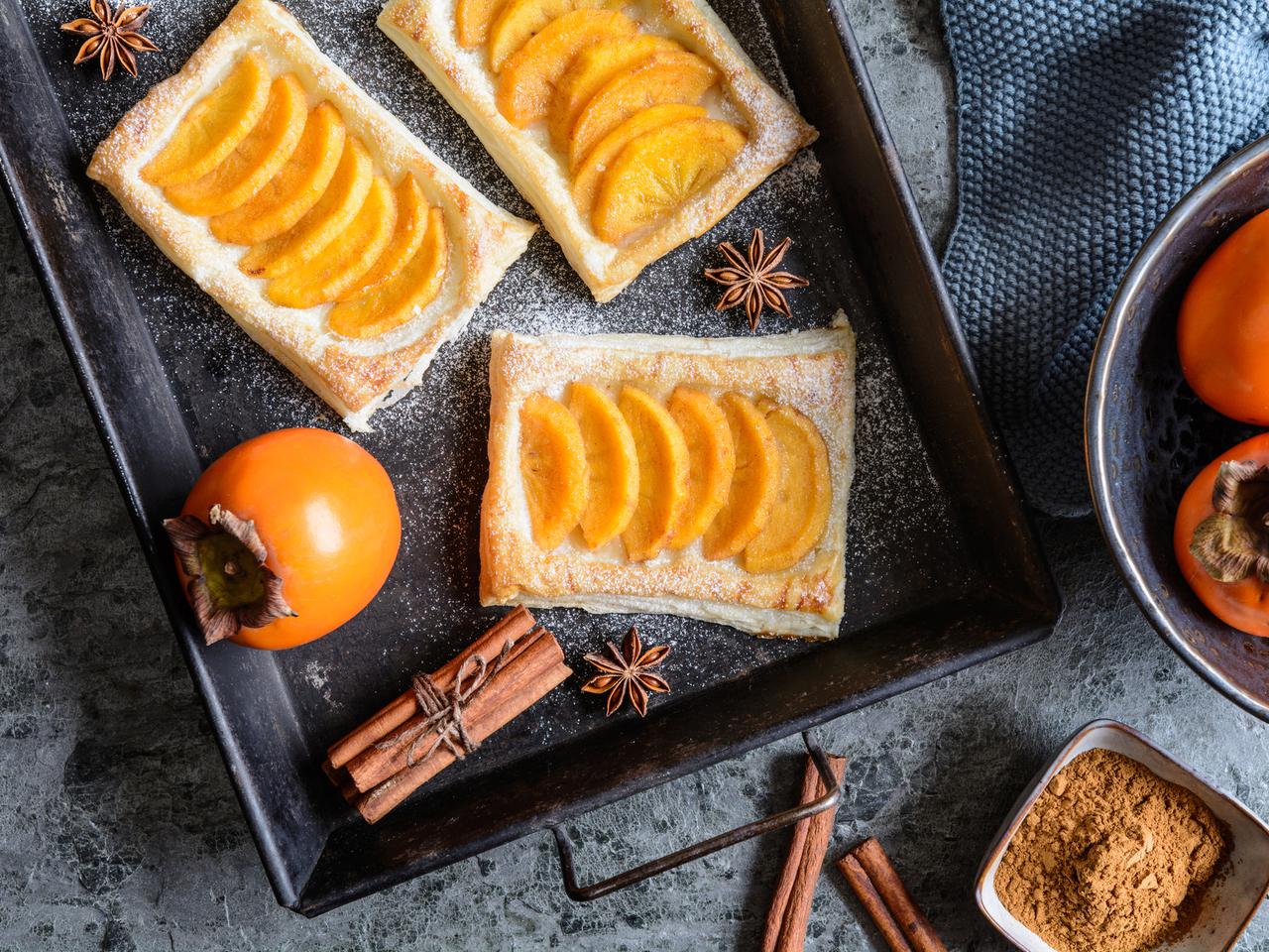 Szybkie ciastka z ciasta francuskiego z kaki (persymoną) gotowe w 15 minut