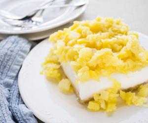 Letnie ciasto z bananem i ananasem to hit. Genialny przepis na pyszny deser bez pieczenia