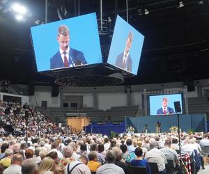 Kongres Świadków Jehowy w Olsztynie. W hali Urania chrzest przyjęli nowi członkowie [ZDJĘCIA]