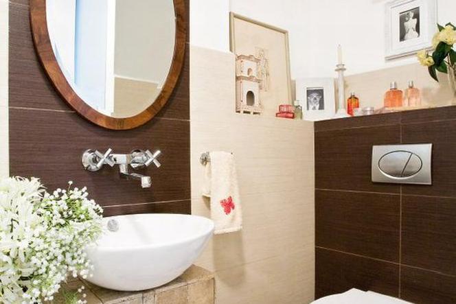 Mała łazienka w romantycznym i naturalnym stylu