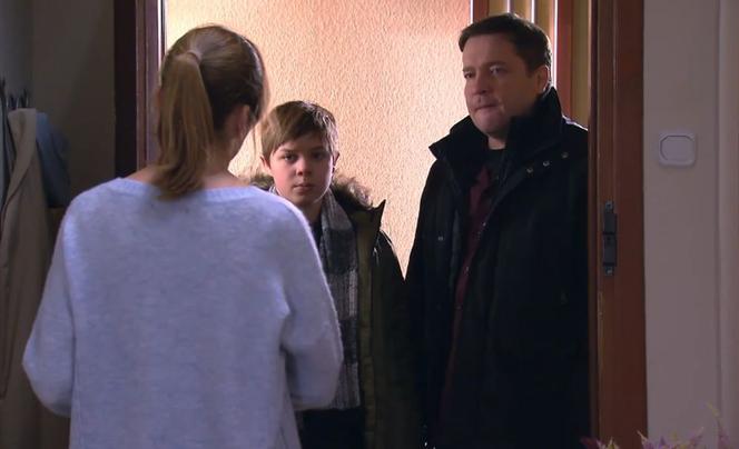 Na Wspólnej odc. 3242. Iga (Lidia Sadowa), Michał (Robert Kudelski), Ignaś (Bartek Kaszuba)