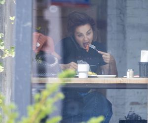 Małgorzata Socha stroi miny przy bajglu