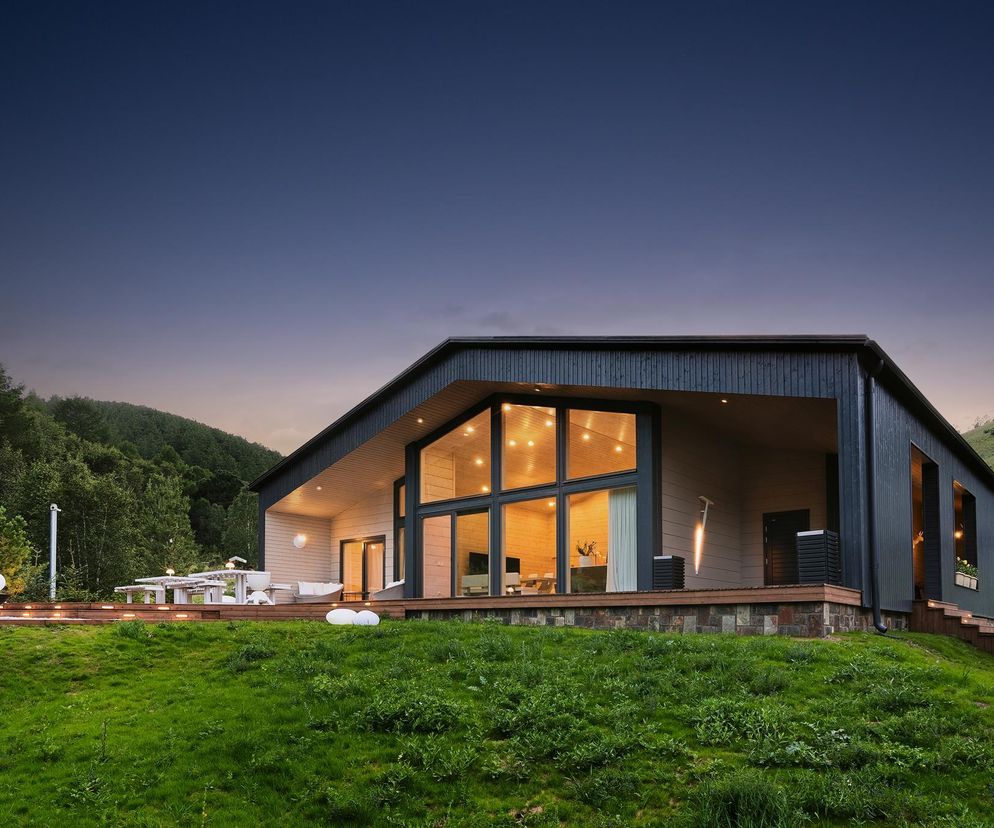Współczesne domy z bali charakteryzują się nowoczesną bryłą i dużymi przeszkleniami