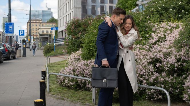 Na Wspólnej odc. 4063. Darek Żbik (Michał Mikołajczak), prawniczka Kalina (Katarzyna Gałązka)