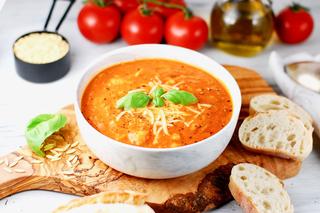 Zupa pomidorowa z orzo i kiełbasą. Pyszna, sycąca i łatwa do zrobienia