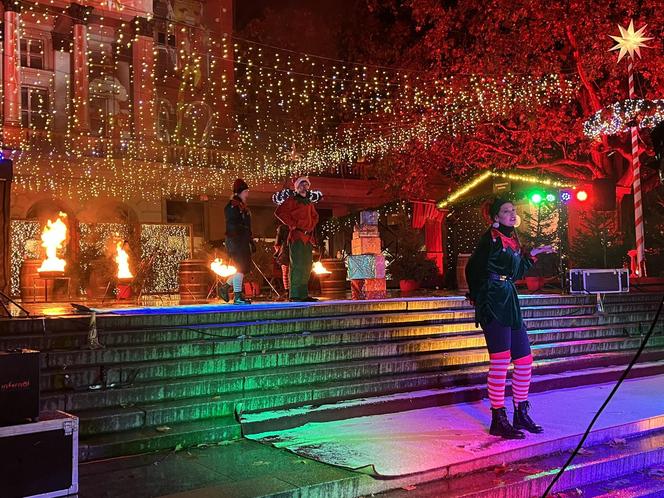 Betlejem Poznańskie 2023. Zimowe Fire Show na placu Wolności w Poznaniu