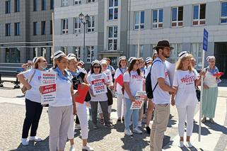 Rynek Kościuszki. Protest pielęgniarek i położnych w Białymstoku [ZDJĘCIA]