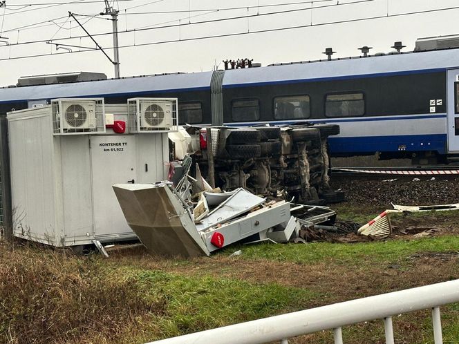 Zderzenie pociągu z ciężarówką. Skład PKP Intercity się wykoleił. Trwa akcja ratunkowa