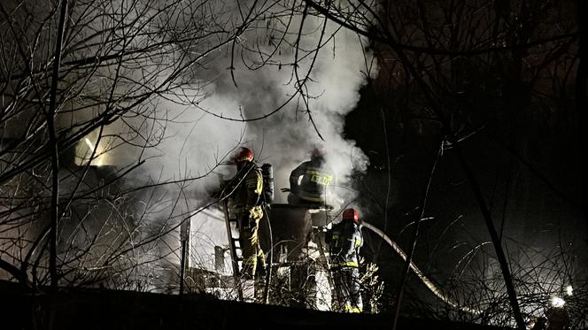 Tragiczny pożar domu na Mokotowie. Strażacy znaleźli zwłoki mężczyzny