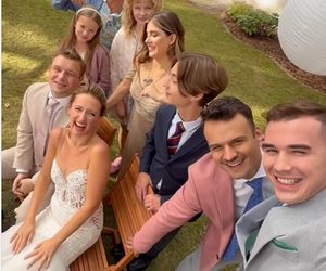 Barwy szczęścia. Asia (Anna Gzyra-Augustynowicz), Hubert (Marek Molak), Marysia (Nina Szumowska), Agata (Natalia Zambrzycka), Ignacy (Olaf Staszkiewicz), Tolek (Marek Siudym), Staś (Olaf Kasprzyk), Emilka (Jessica Frankiewicz)