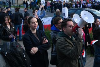 Tłumy pod siedzibą TVP. Debatę Trzaskowski–Nawrocki oglądają na telebimie