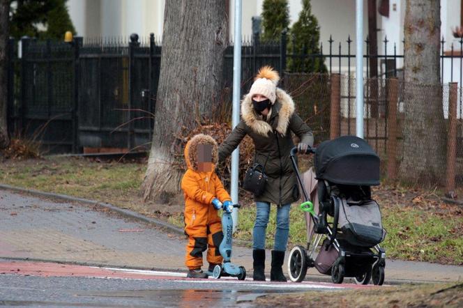 Marta Kaczyńska na spacerze z synem