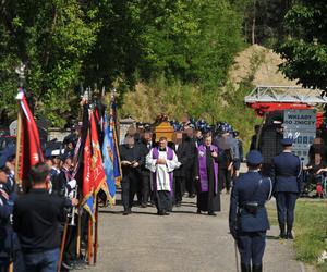 Policjant Arkadiusz zginął tragicznie.  Przez huk salwy na pogrzebie przedarł się łamiący serce szloch