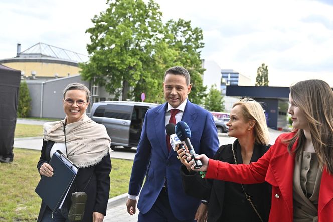 Wielkie wejście Trzaskowskiego do TVP. Zdjęcia uchwyciły każdy krok