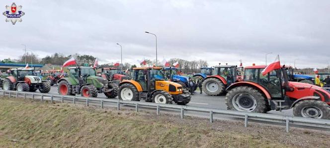 Rolnicy z woj. lubelskiego blokują drogi w regionie. Na protestującymi czuwa policja 