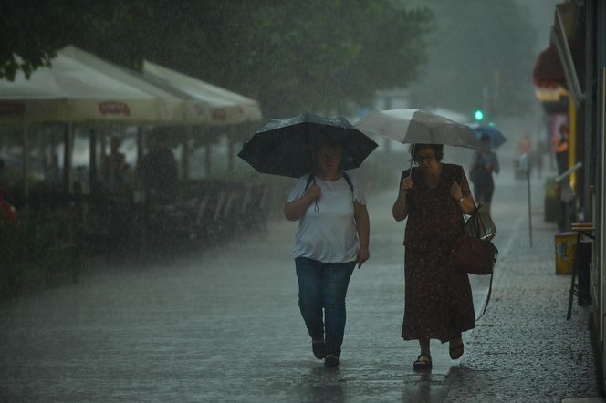 IMGW aktualizuje niepokojące prognozy. Burze i ulewne deszcze to nie wszystko