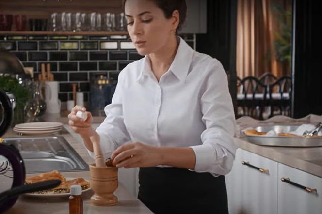 Aynur wrzuca leki do porcji Nany 