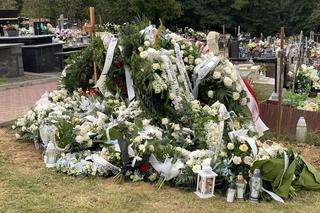 Grób Mareczka z Zabierzowa przykryty pięknymi kwiatami. Czerwone róże przy portrecie chłopca