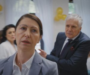 M jak miłość odc. 1890. Erwin (Andrzej Dopierała), urzędniczka (Katarzyna Traczyńska)