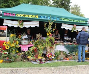 Było spotkanie z modą, muzyką i samochodami z lat 20. w Korczewie. Za nami impreza „Magia lat 20-tych” 2025