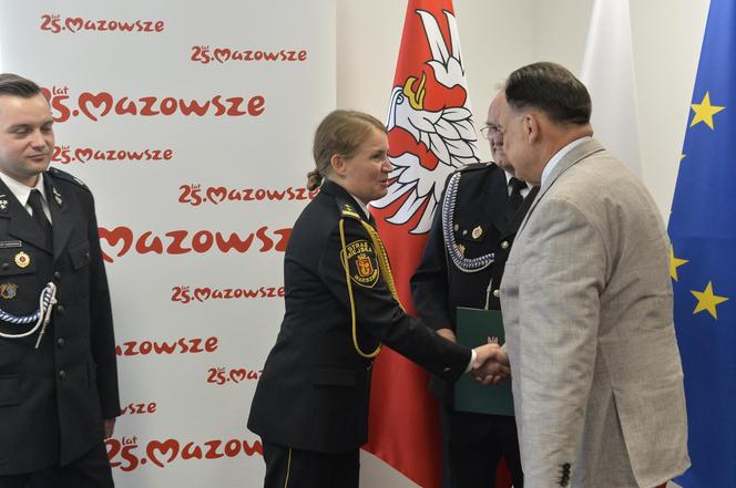 Marszałek nagrodził strażaków ochotników. Obaj uratowali ludzkie życie. „To są bohaterowie!”