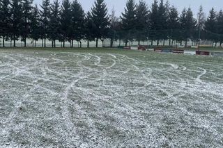 Służyło dzieciakom i dorosłym. Ktoś driftował po boisku Korony Wilkowice koło Leszna [ZDJĘCIA]