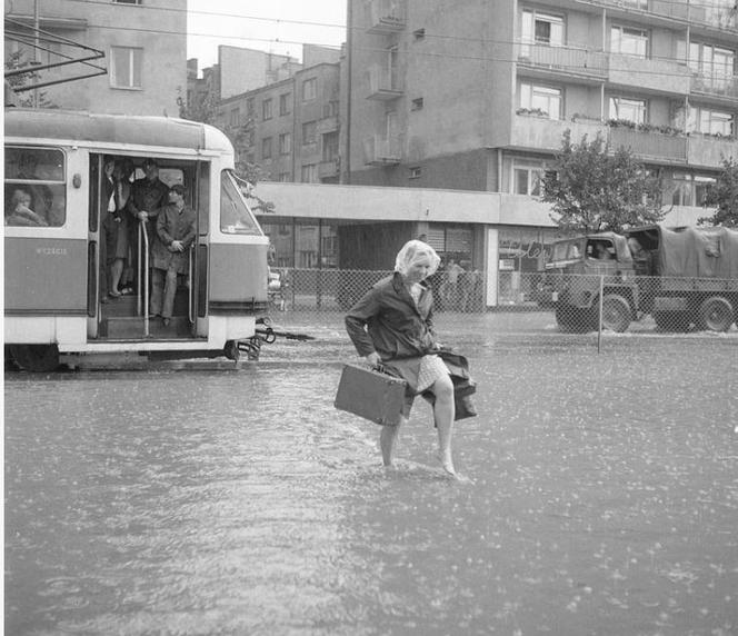 Jak wyglądała zalana stolica w 1968? Te zdjęcia robią wrażenie! [FOTO]