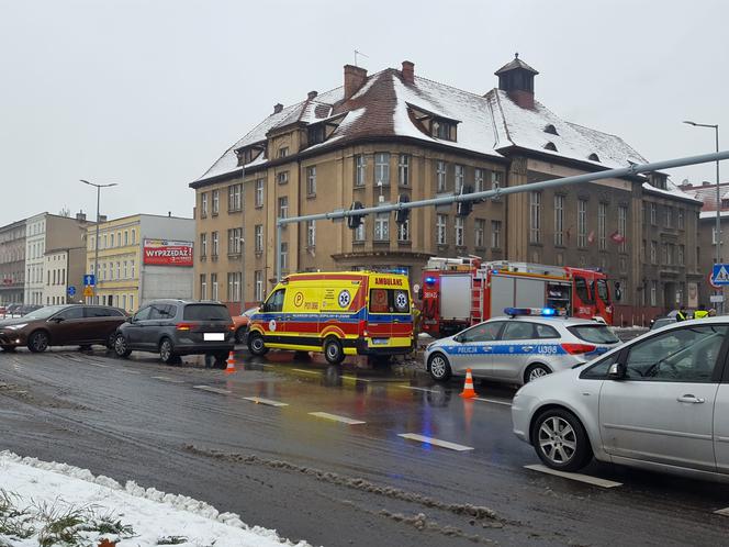 Posypał śnieg, posypały się kolizje w Lesznie 