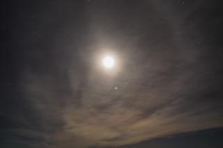 Niesamowite zjawisko tuż nad Śnieżką. Halo słoneczne rozświetliło noc! [ZDJĘCIA]